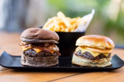 E você pode escolher quantos discos de carne e a quantidade de queijos