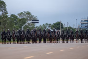 Militares do Exército e da polícia do DF se preparam para ação em frente ao QG do Exército