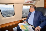Alckmin sobrevoando áreas destruídas