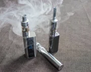 No geral, o produto é composto por bateria, atomizador, microprocessador, lâmpada LED e cartucho de nicotina líquida. Esses mecanismos são responsáveis por aquecer o líquido que produz o vapor inalado pelos usuários