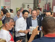 Ricardo Nunes tira foto com apoiadores no ato público