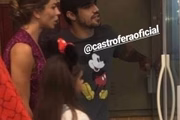 Os dois continuam sendo flagrados em clima de romance