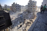 Vista da destruição no campo de refugiados de Nuseirat, na cidade de Gaza