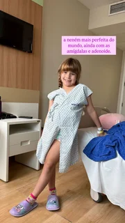 Sofia, filha de Ferrugem, posa para as redes sociais da mãe ainda no hospital
