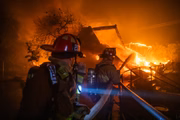 O incêndio florestal está ameaçando casas no bairro costeiro em meio aos intensos ventos de Santa Ana e condições de seca no sul da Califórnia