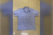 Camisa azul clara da FAB usada pelo agente de turismo