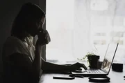 4. Mantenha-se informado: acompanhar os assuntos pautados pela mídia – jornais, televisão e redes sociais – e estar antenado com fatos relevantes que afetam a sociedade significa estar um passo à frente da concorrência
