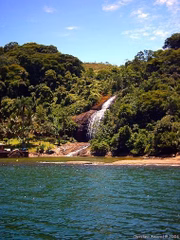 O imóvel tem uma cachoeira que deságua no mar