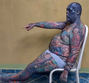 "Caveira" exibe seu corpo tatuado em suas redes sociais
