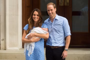 Apresentação do príncipe George. Ao lado do marido, William, Kate Middleton segura o filho