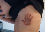 Um detalhe da tatuagem de Virgínia