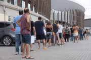 Longa fila no Parque Olímpico, na Barra da Tijuca, para testes de Covid-19 no Rio
