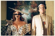 Ela aparece ao lado do marido, o rapper Jay-Z