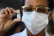 Vacinas Pfizer e AstraZeneca são mais eficazes contra a variante Delta com as duas doses 