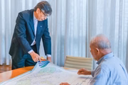 Marcio Pochmann entregou o mapa-múndi ao presidente Lula
