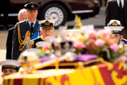 O príncipe William, o príncipe de Gales; e o rei Charles III partem da Abadia de Westminster e caminham atrás do caixão após o funeral da rainha Elizabeth II 