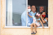Presidente da Câmara, Arthur Lira (PP-AL), e presidente Jair Bolsonaro visitam unidade habitacional e posam para fotografia com família beneficiada