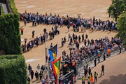 Multidões se reúnem no Horse Guards Parade antes da procissão cerimonial do caixão da rainha Elizabeth II do Palácio de Buckingham ao Westminster Hall