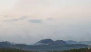 A linha de fogo se estende por quilômetros