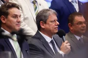 Governador Tarcísio de Freitas discursa durante cerimônia de lançamento da Frente Parlamentar das Escolas Cívico-Militares