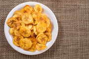 Entrada clássica do cardápio: chips de banana salgados