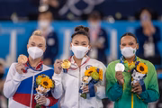Rebeca Andrade do Brasil recebe medalha de bronze após a final geral feminina no Ariake Gymnastics Center durante o Jogos Olímpicos de Verão de Tóquio 2020