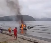 Avião em chamas em Ubatuba. Bombeiros socorrem as vítimas
