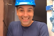 Tadeu Schmidt publicou um vídeo em que aparece na porta do BBB