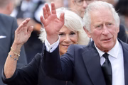 O rei Charles III e a rainha consorte Camilla em Londres, após a morte da rainha Elizabeth II