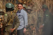 Presidente Bolsonaro e ministro Ciro Nogueira disparam obuseiro de artilharia, a convite do comandante e participa da Operação Formosa