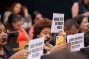 Membros da Educafro e outras entidades do movimento negro selam a boca com fita isolante em protesto contra a PEC que anistia multas bilionárias de partidos por não cumprirem cota mínima de gênero e raça nas candidaturas das últimas eleições 