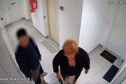 Eles batem na porta do humorista. O homem leva uma faca dentro da bermuda