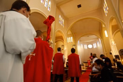 Sacerdotes durante celebração religiosa na Semana Santa em Goiânia