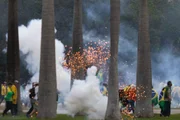 Polícia tentar conter manifestantes após invasão do STF
