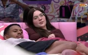 Porém, ao conversar com os outros participantes, Jade revelou que a relação entre os dois no confinamento não passaria disso: “Não vou fazer mais que isso aqui, pelo amor de Deus”