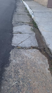 Morador colocou concreto na sarjeta para solucionar buraco deixado por desnível 