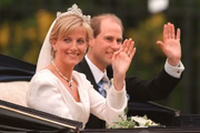 Conde Edward e condessa Sophie em seu casamento em 1999