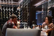 O casal curtindo o jantar