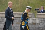 O príncipe Harry ocupa a quinta posição na linha de sucessão ao trono britânico