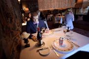 Antes da reabertura do comércio no estado da Virgínia, o chef Patrick O’Connell, do estrelado restaurante do hotel Inn at Little Washington, decidiu ocupar algumas mesas com manequins vestidos com trajes da década de 1940: brincadeira permanecerá com a reabertura da casa