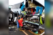 Pelo menos duas pessoas morreram em grave acidente com ônibus