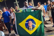 Apoiadores de Bolsonaro se reúnem em frente ao hotel Pestana Rio Atlântica, onde o ex-presidente está hospedado, em Copacabana.