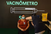 Profissionais de saúde são vacinados contra Covid-19