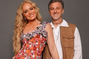 Angélica e Luciano Huck posam juntos e sorridentes