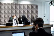 Senador defende a abertura de CPI do MEC