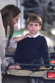 Kate conversa com o caçula, o príncipe Louis 