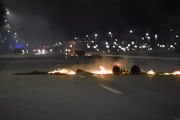 Os manifestantes também tentaram bloquear a via W3 Norte, ateando fogo em cones