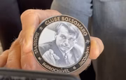 Medalha traz as palavras "imbrochável", "imorrível" e "incomível"