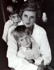 Os meninos com a mãe, a princesa Diana. Ela faleceu em 1997 