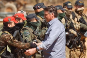 Presidente Bolsonaro cumprimenta os paraquedistas da Marinha, após demonstração do agrupamento